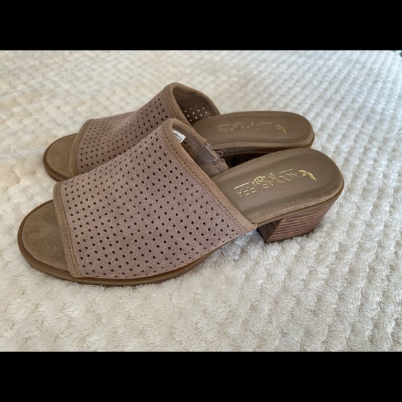 KOOLABURRA BY UGG Size US 5 Slip-on Mule
Perforated suede upper. Tan/Brown - Picture 1 of 5